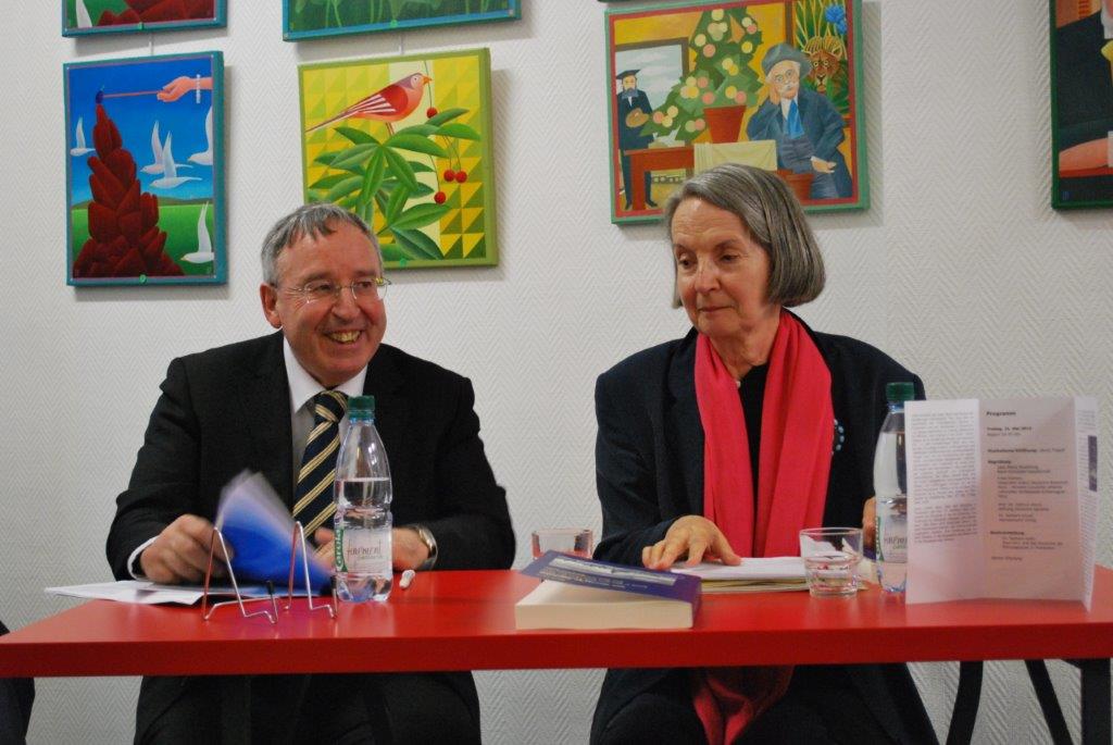 Barbara Kaltz und Paul Lévy bei Buchvorstellung an Tisch